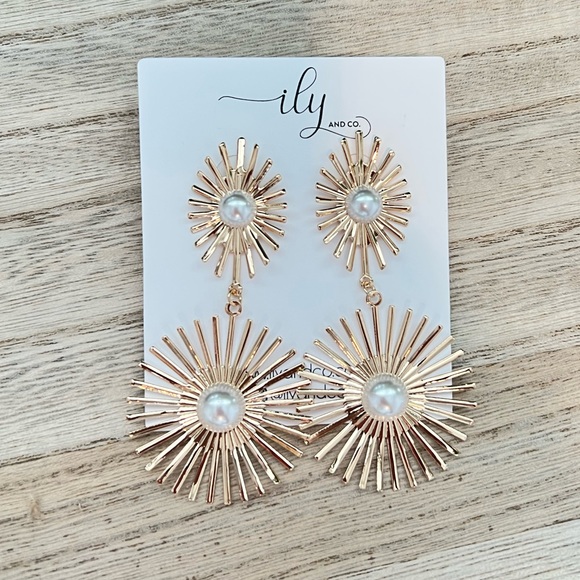 New Gold Tone Starburst and Faux Pearl Dangle Earrings | Post Back | Boutique | - Picture 4 of 4